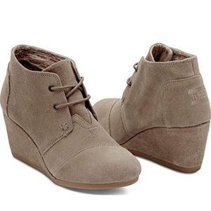 Toms - sz 6Y = sz 8 women’s Desert Wedge bootie